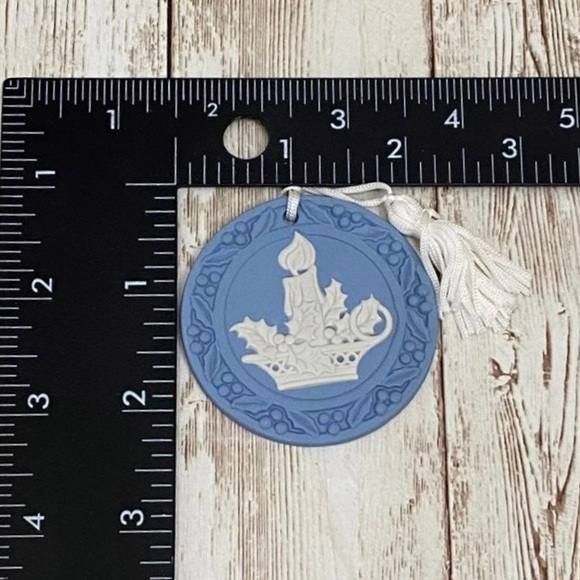 Vintage WEDGWOOD Blue JasperWare Christmas Candle Holly Boxed Christmas Ornament - Picture 8 of 10